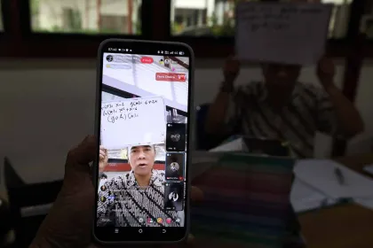 Guru di Kalbar Manfaatkan TikTok untuk Mengajar Matematika saat Kabut Asap
