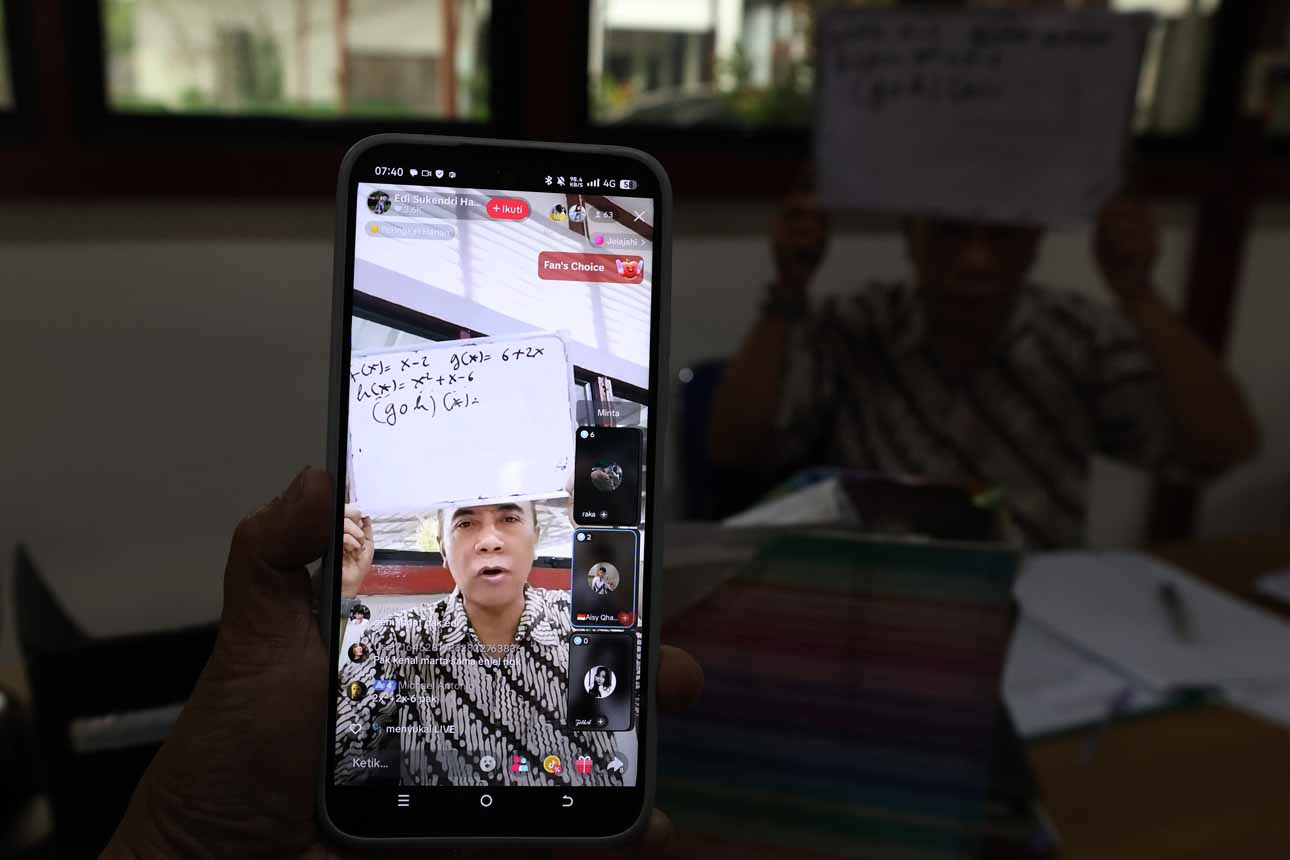 Berita Foto : Guru di Kalbar Manfaatkan TikTok untuk Mengajar Matematika saat Kabut Asap