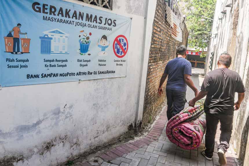 Foto: DLH Yogyakarta Sediakan Layanan Gratis Angkut Sampah Besar