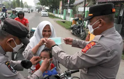 Pembagian Masker oleh Polisi Jadi Upaya Antisipasi Risiko ISPA