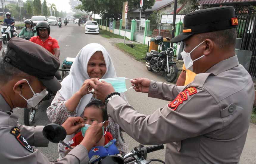 Foto: Pembagian Masker oleh Polisi Jadi Upaya Antisipasi Risiko ISPA