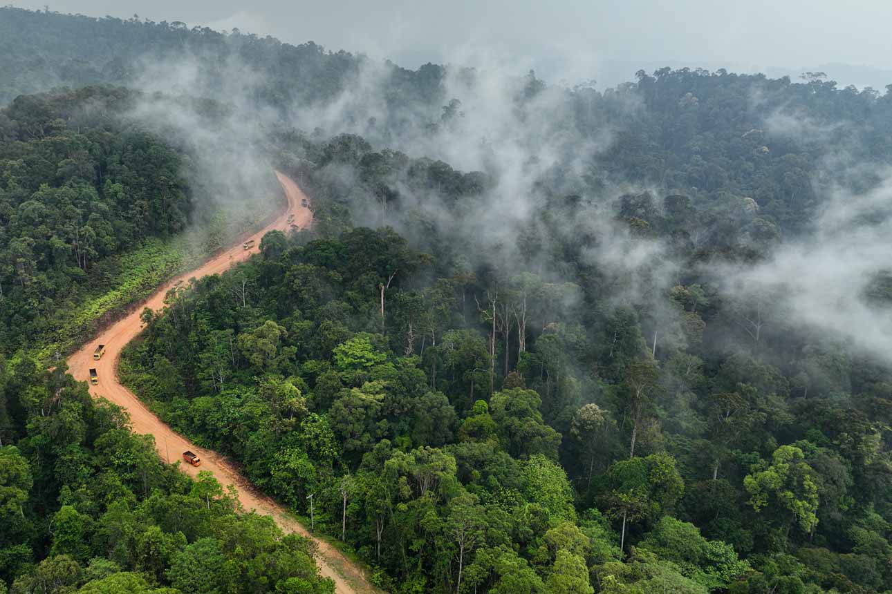 Foto: Sungai Mahakam Menyusut, Jalur Darat Long Pahangai–Long Bagun Jadi Andalan Distribusi Logistik
