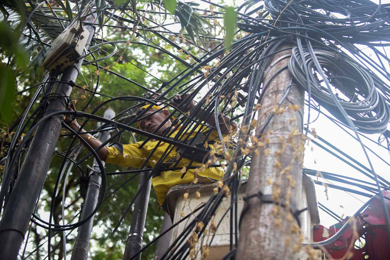 Berita Foto : DKI Jakarta Targetkan Penertiban Kabel Udara di 20 Titik hingga Akhir 2026