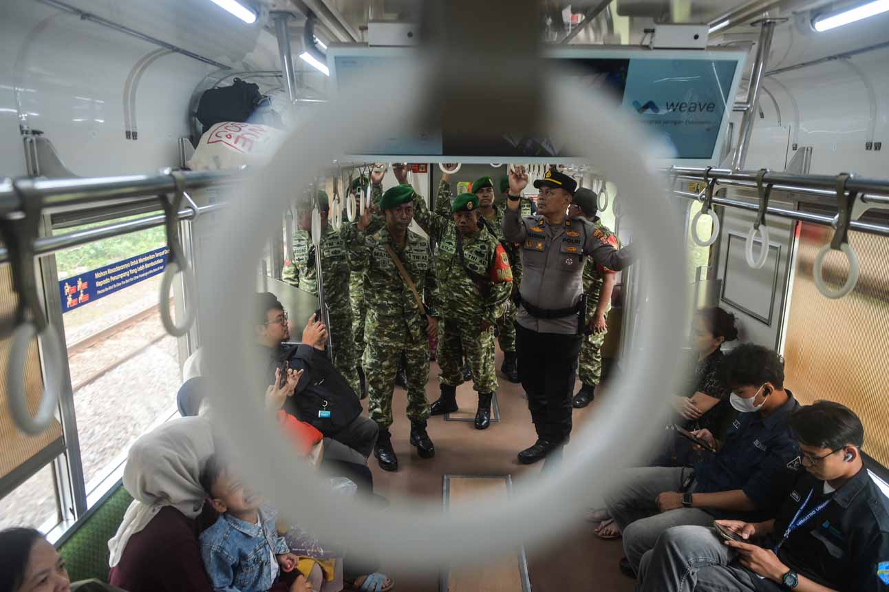 Foto: Personel Gabungan Patroli KRL Rangkasbitung–Tanah Abang, Antisipasi Massa Aksi ke Jakarta