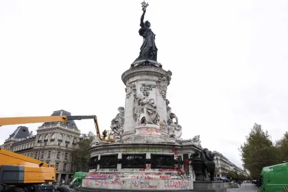 Petugas Bersihkan Vandalisme di Patung République Usai Kerusuhan di Paris