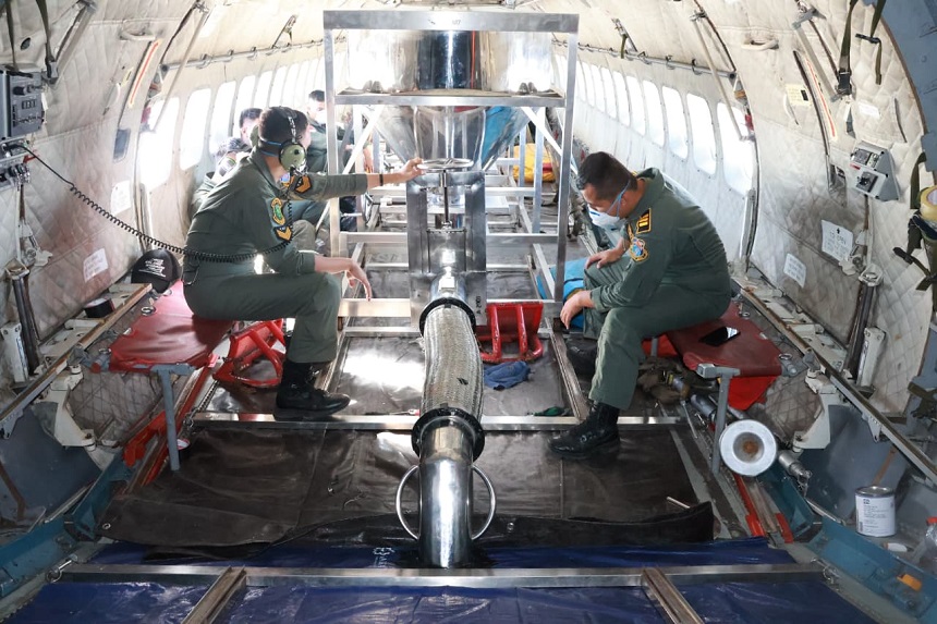 Atasi Karhutla Kalimantan, TNI Terbangkan CN-295 dan Cass...