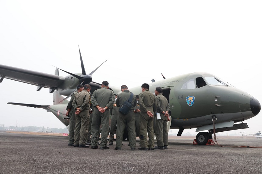Foto: TNI Semai 4,2 Ton Bahan Modifikasi Cuaca untuk Tangani Karhutla di Kalimantan.