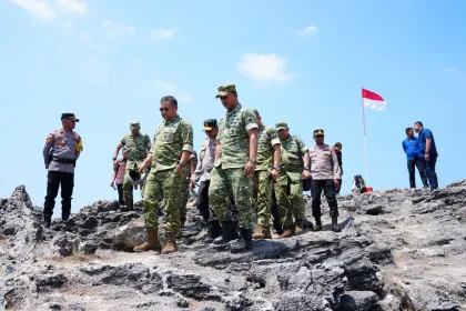 Wapang TNI Tinjau Perbatasan Paling Selatan Indonesia.