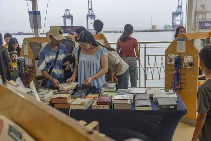Berita Foto : Pameran Buku di kapal MV Doulos Hope