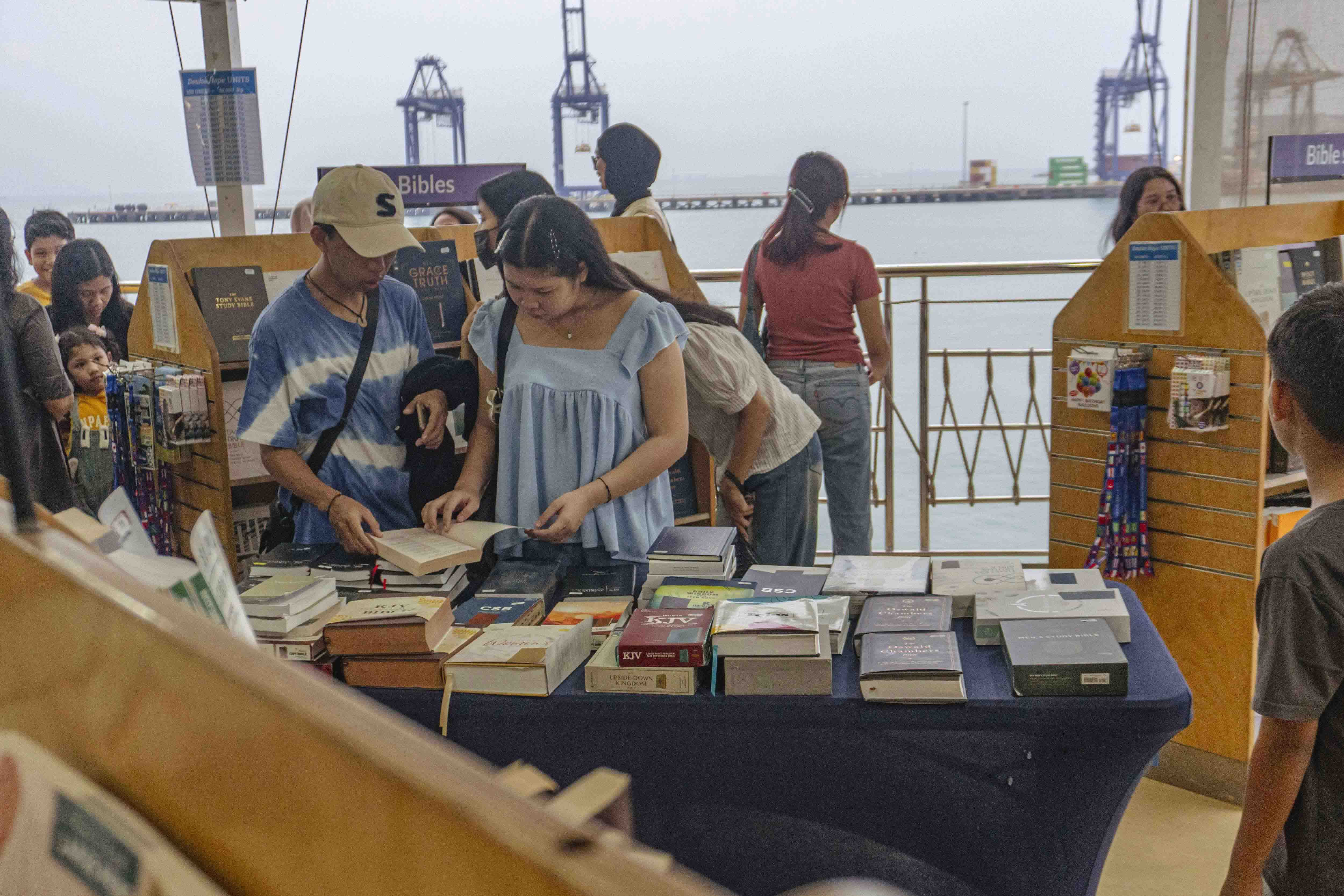 Pameran Buku di kapal MV Doulos Hope