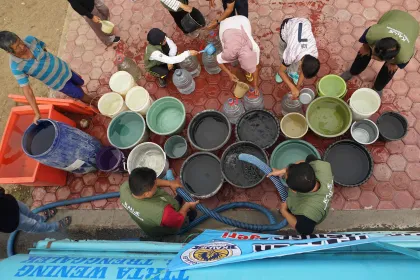 Penyaluran bantuan air bersih di Trenggalek