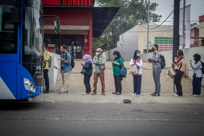 Berita Foto : Antrean penumpang Transjakarta di trotoar Bekasi