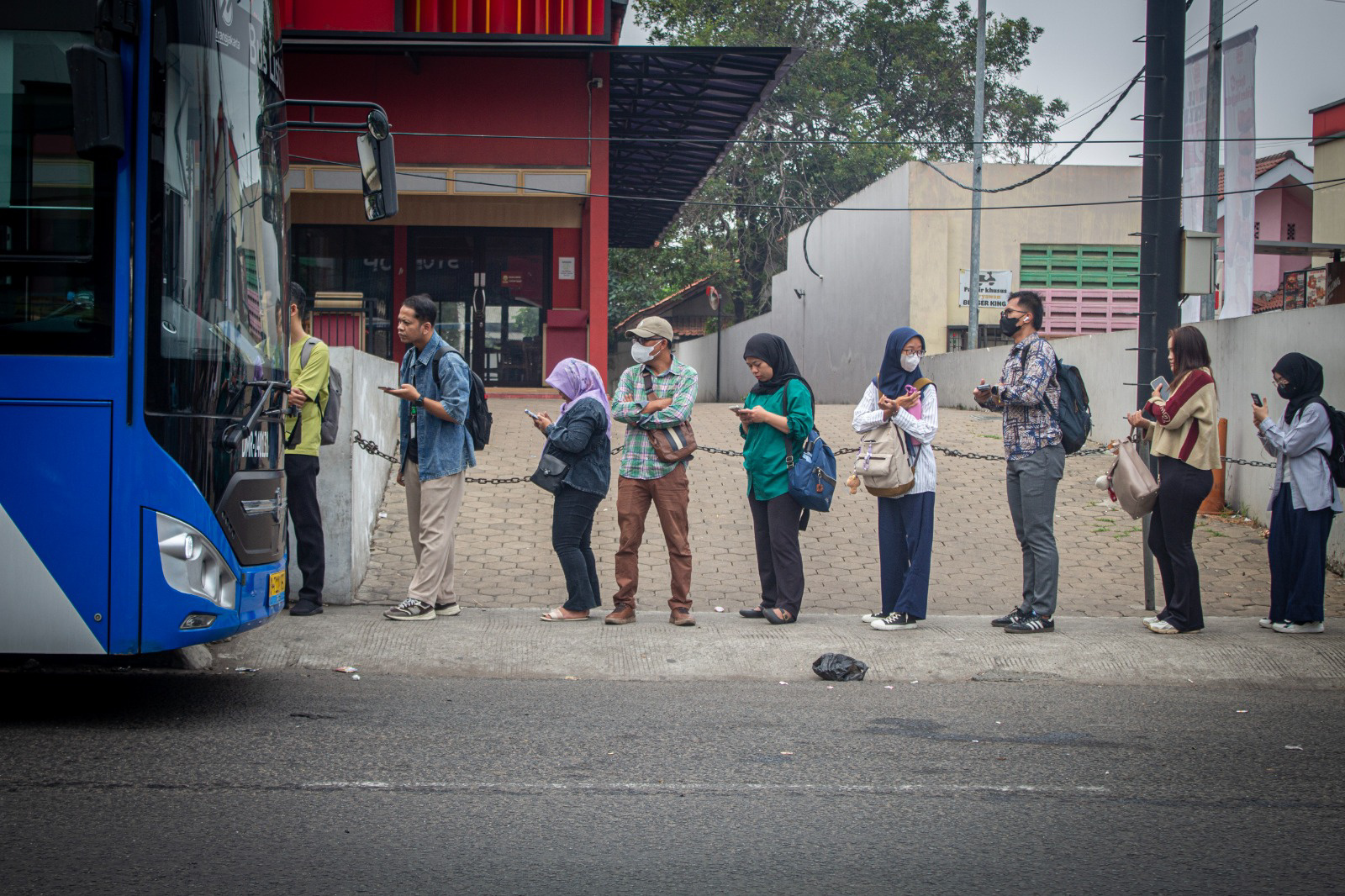 Foto: Antrean penumpang Transjakarta di trotoar Bekasi