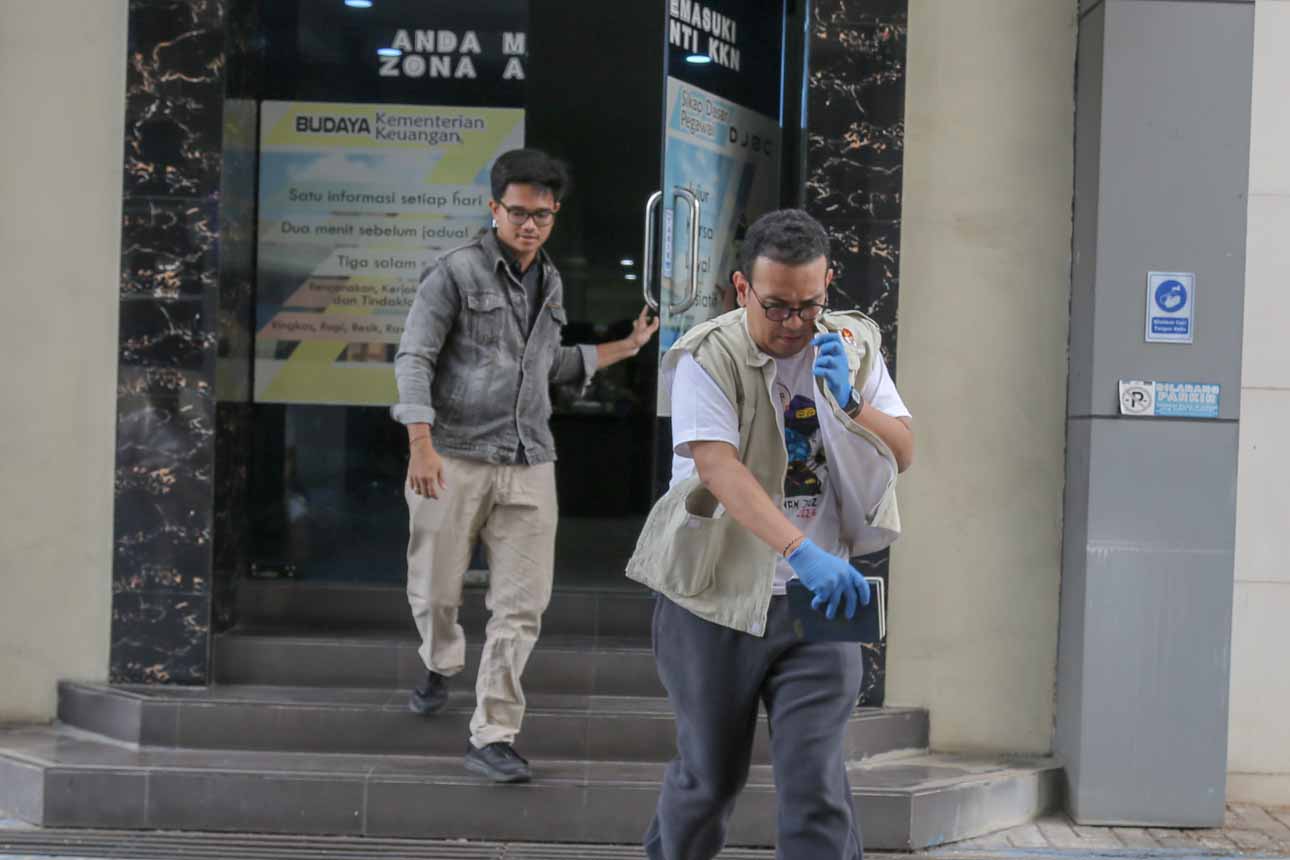 Berita Foto : Kantor Bea Cukai Kudus Digeledah KPK