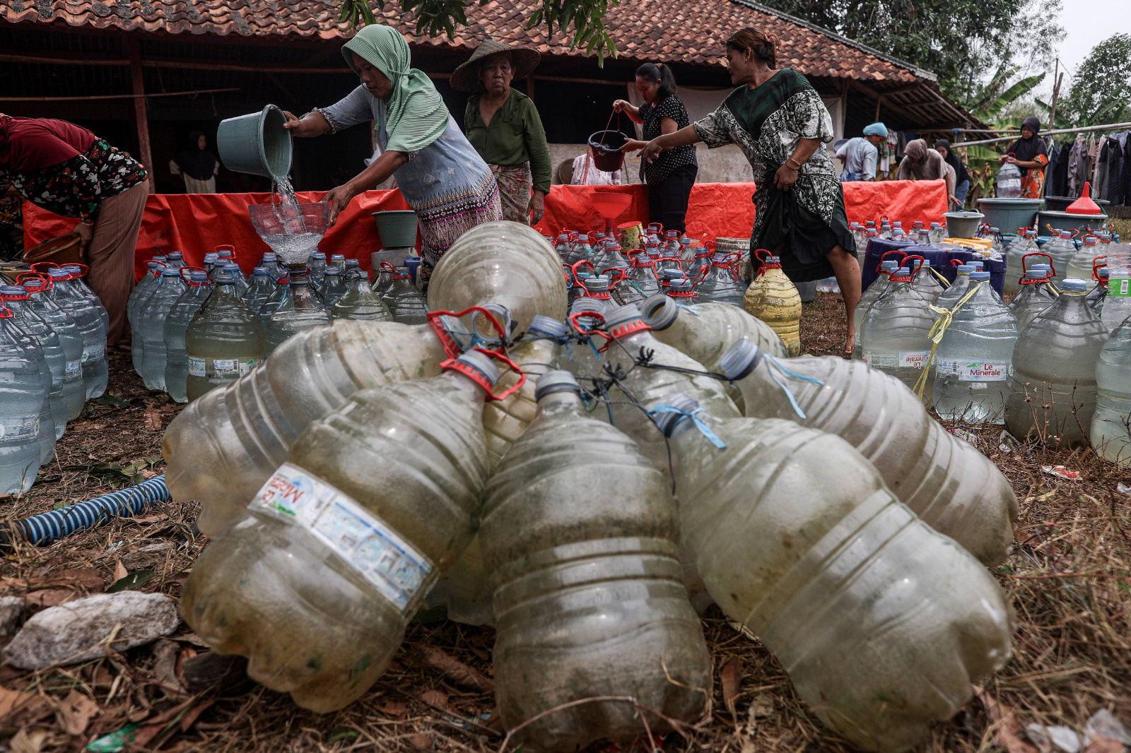 Foto: PMI Kabupaten Bekasi distribusikan air bersih ke warga