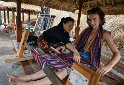 Berita Foto : Wisatawan Mulai Berdatangan ke Desa Adat Sade, 55 Persen Rumah Adat Telah Dibangun Kembali