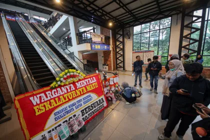 Aksi kritik eskalator Sky Bridge Stasiun Bojonggede