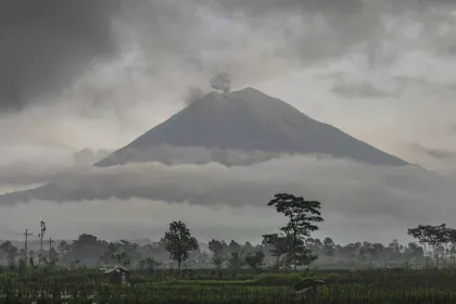 Gunung Semeru Erupsi Tiga Kali, Kolom Abu Teramati Setinggi 300 Meter