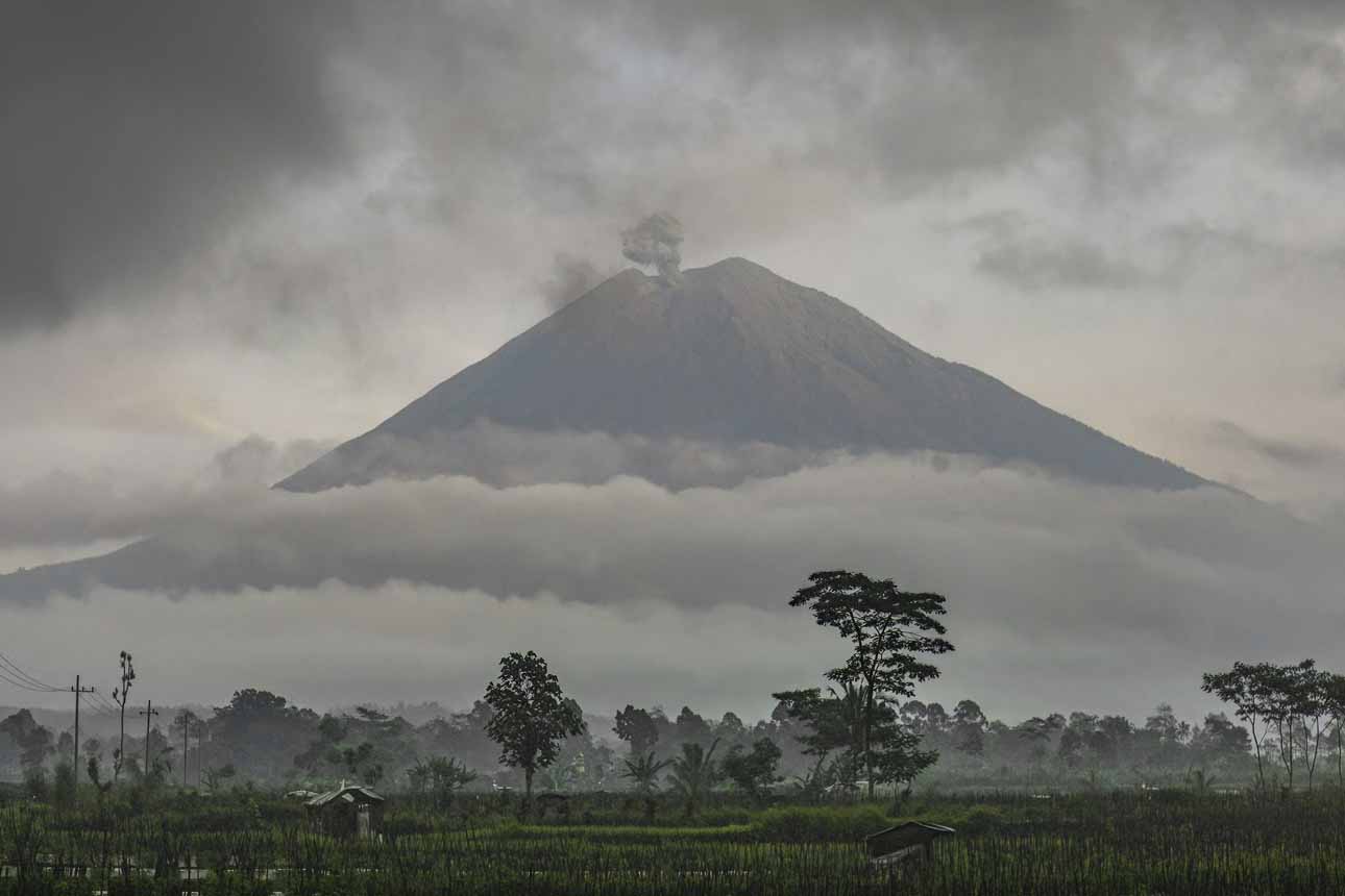 Foto: Gunung Semeru Erupsi Tiga Kali, Kolom Abu Teramati Setinggi 300 Meter