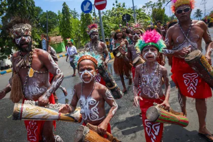 Pawai budaya HUT Papua Barat