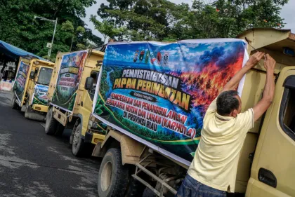 Pendistribusian papan peringatan pencegahan karhutla di Riau