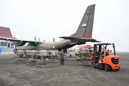 TNI Semai 9,2 Ton Garam dan 1,6 Ton Dry Ice Atasi Karhutla di Kalimantan.