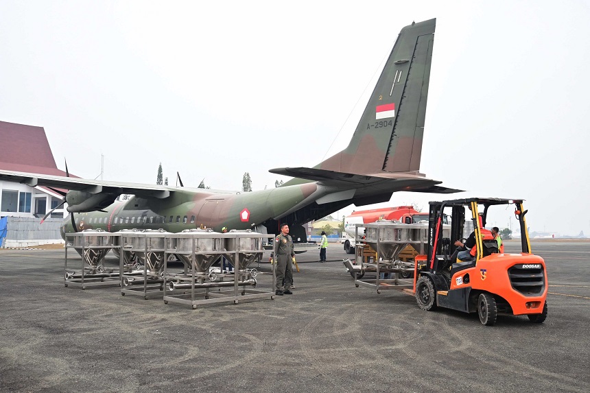 TNI Semai 9,2 Ton Garam dan 1,6 Ton Dry Ice Atasi Karhutl...