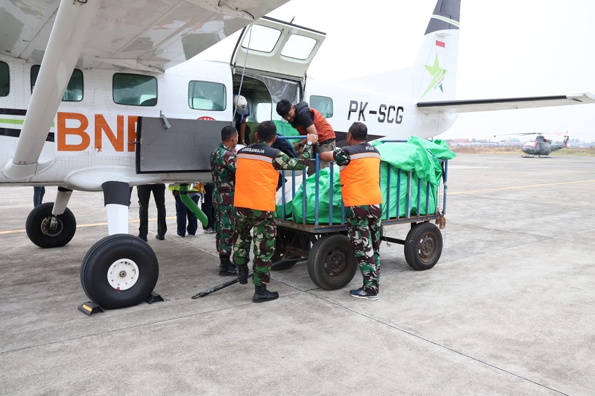 TNI Semai Garam dan Dry Ice untuk Dukung Penanganan Karhu...