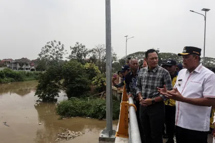 Menko AHY tinjau Jembatan Kemang Pratama di Bekasi