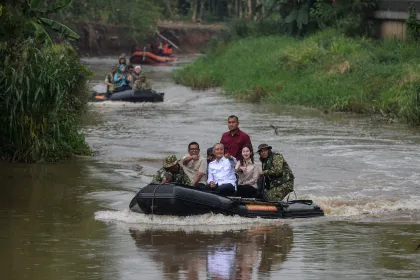 Berita Foto : Menteri PU tinjau Kali Angke di Tangerang