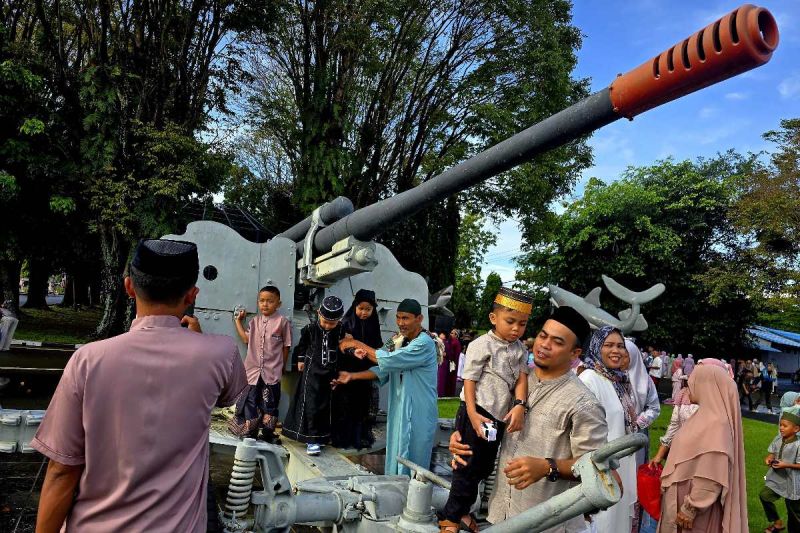 Kapal Perang Lantamal VI Jadi Lokasi Berfoto Usai Shalat Ied