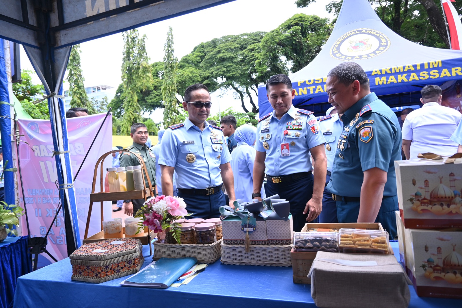 Danlanud Didampingi Ketua Pia Ardhya Garini Cabang 7/D. ll Lanud Sultan Hasanuddin Hadiri Bazar Ramadhan TNI 2025