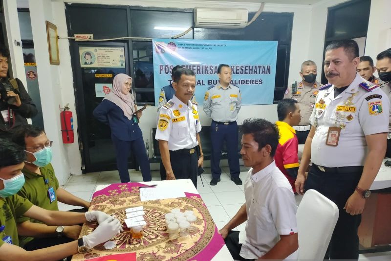 Puluhan Sopir Bus Ikuti Tes Urine di Terminal Kalideres