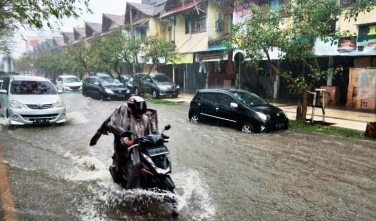 BMKG:  Mayoritas Kota Besar di Indonesia Berpotensi Diguyur Hujan Lebat Disertai Petir