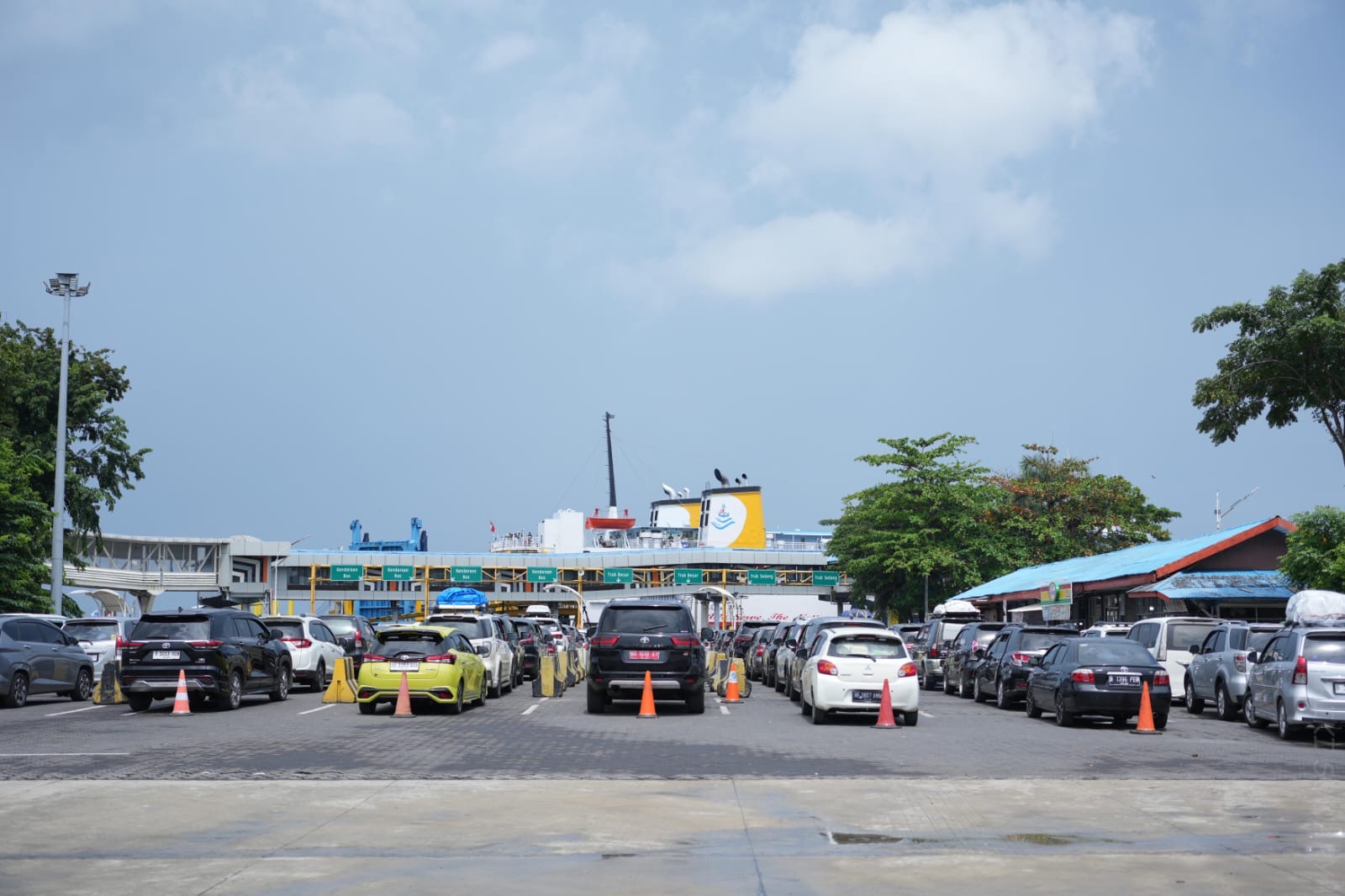 Volume Kendaraan Naik Tajam, ASDP Pastikan Layanan Arus Balik di Pelabuhan Bakauheni Berjalan Aman