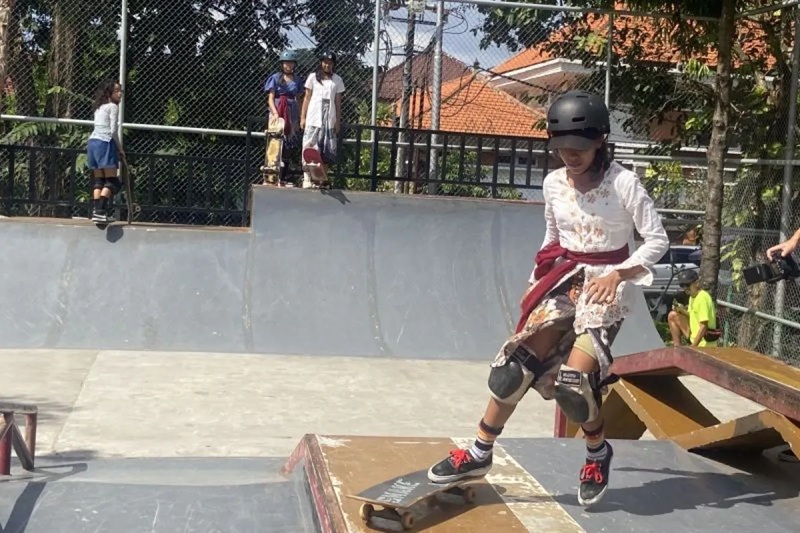 Seru! Pemain Skateboard Wanita di Bali Berkebaya Rayakan Hari Kartini