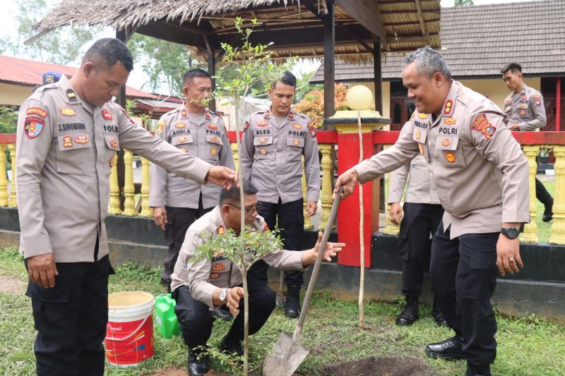 Peringati Hari Bumi, Polres Lingga Tanam Pohon Ketapang