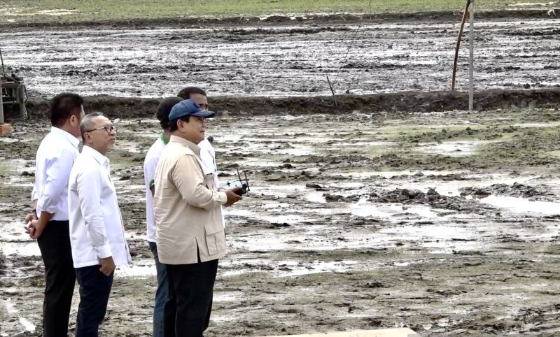 Presiden Kagum saat Tebar Benih Padi dengan Drone Ketika Tanam Raya di Banyuasin