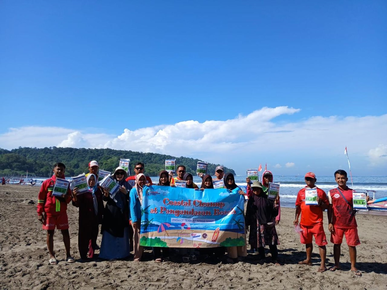 Aksi Bersih-bersih Jauhkan Pantai Pangandaran dari Kesan Kumuh
