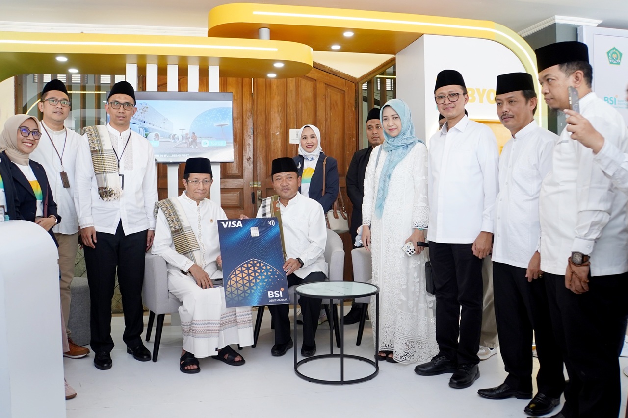 Di Acara Manasik Haji Nasional, BSI Bagi Kartu BSI Debit Mabrur ke Calon Jamaah