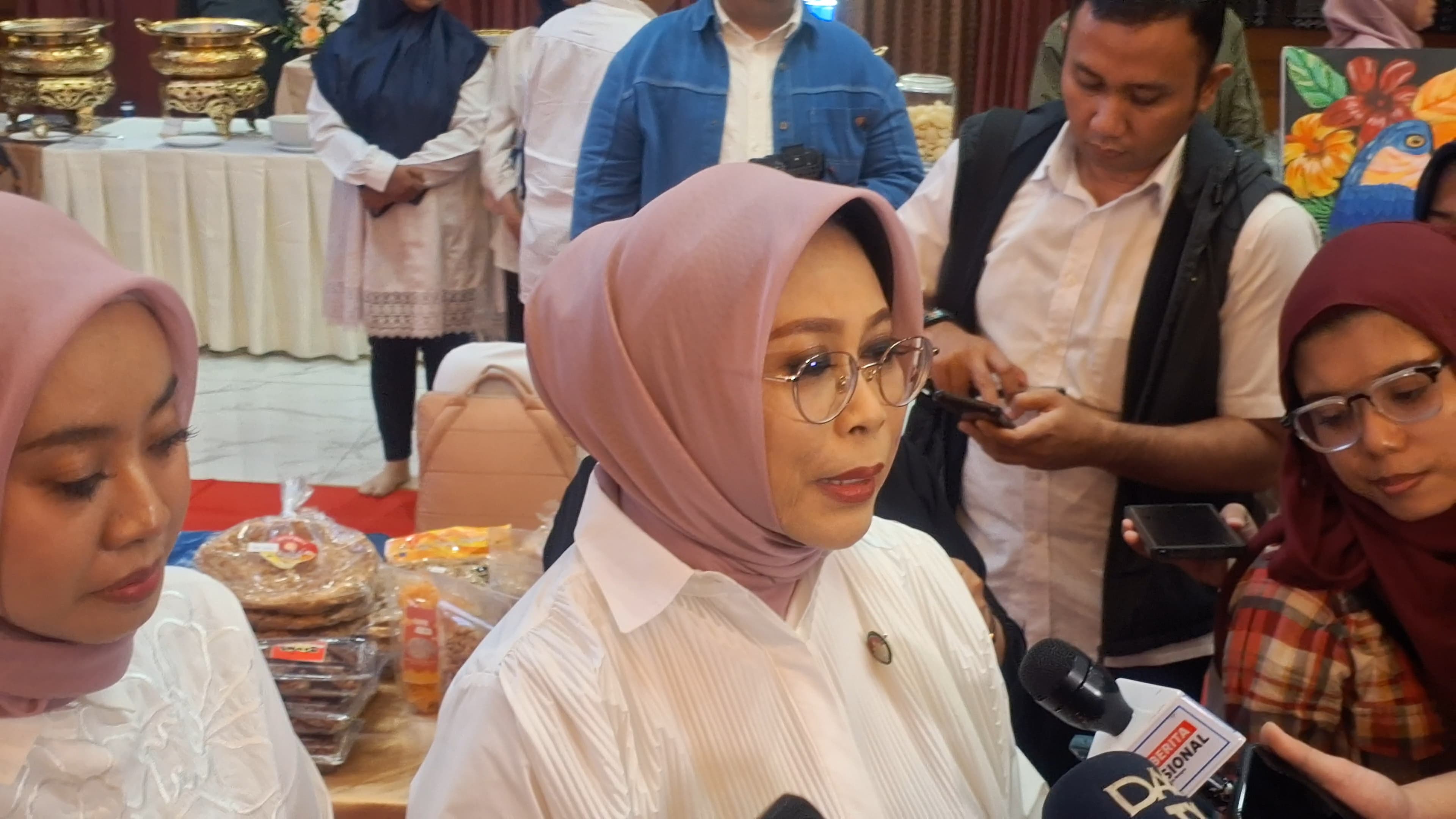 Fatma Gus Ipul Sapa dan Beri Bantuan Anak-Anak Penyandang Penyakit Langka
