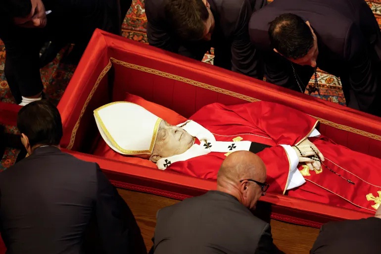 Hari Kedua Paus Disemayamkan, Ribuan Orang Diperkirakan Kembali Padati Basilika Santo Petrus   