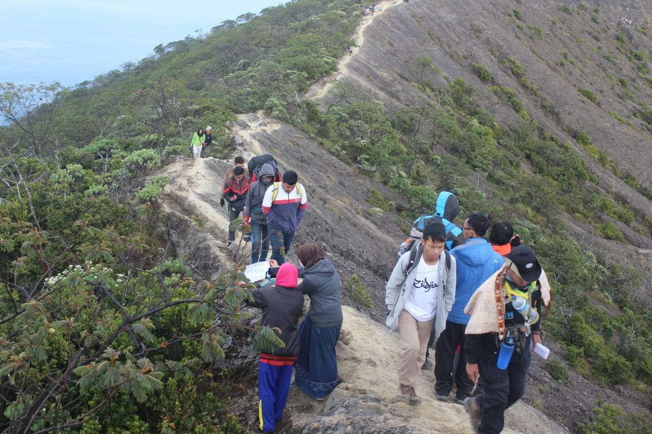 Jumlah Pendaki Gunung Ciremai Capai 4.888 Orang selama Libur Lebaran