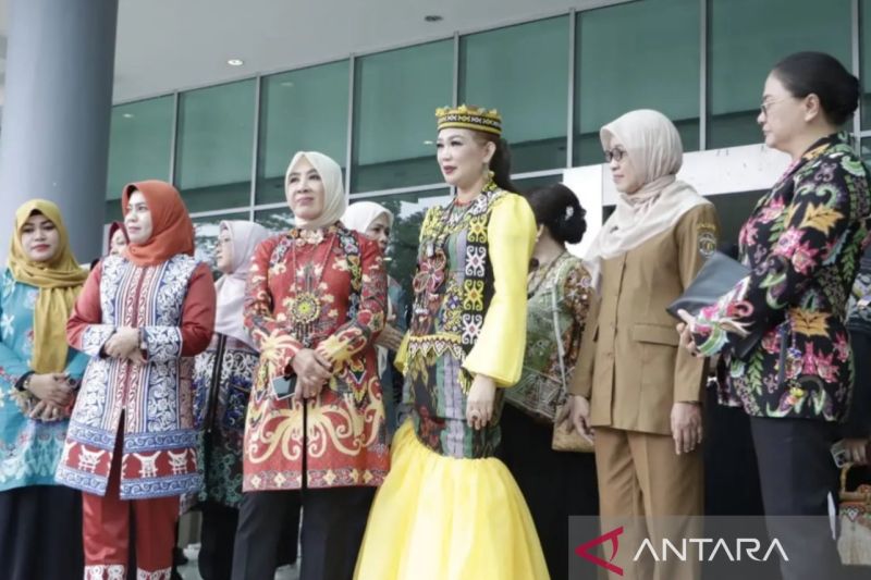 Kemenperin-Dekranas Melatih IKM di Kaltim Membuat Manik-manik Khas Dayak