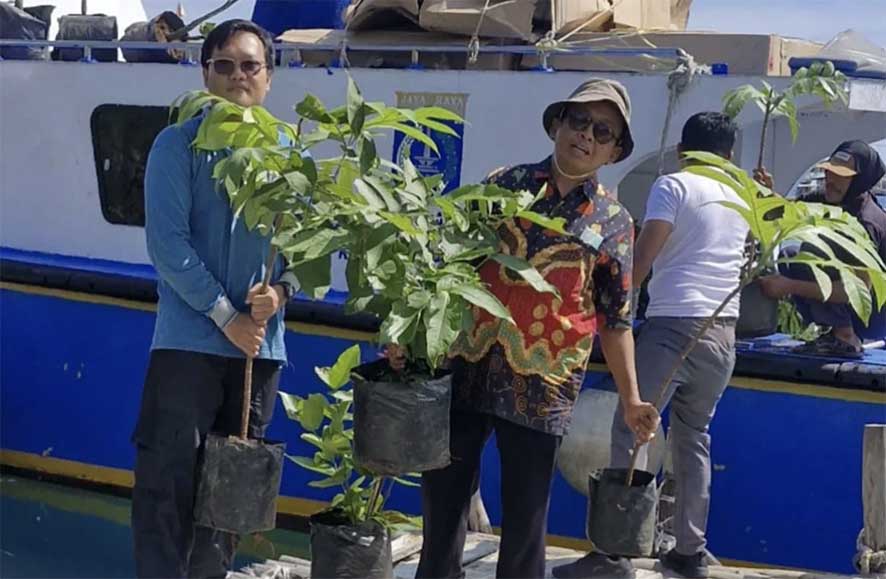 Kepulauan Seribu Bagikan Bibit Tanaman Produktif ke Warga Pulau Sabira