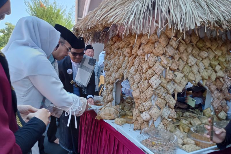 "Lebaran Topat", Sarana Silaturahmi Warga Kota Mataram