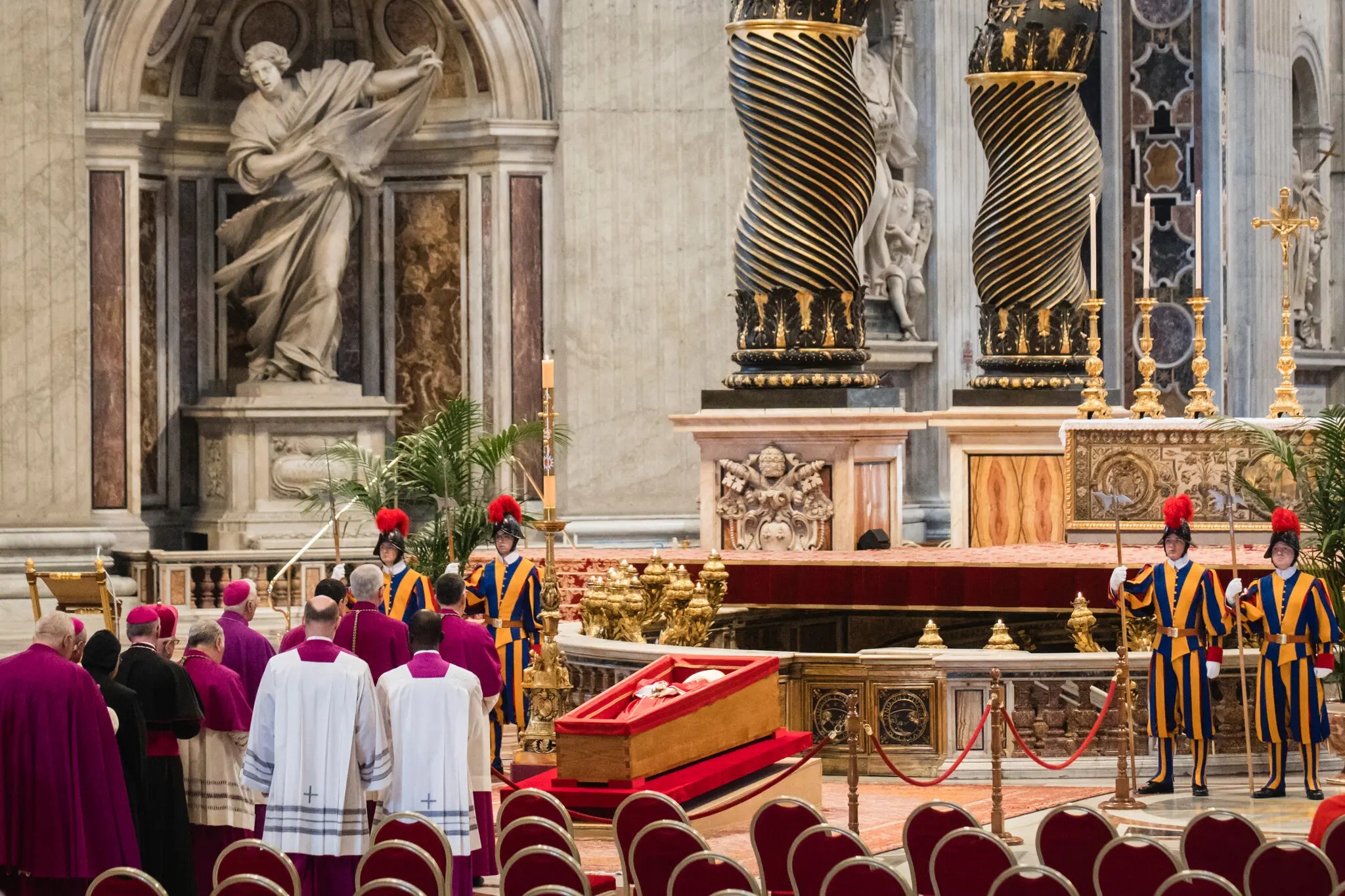 Lebih dari 90.000 Orang Beri Penghormatan Terakhir untuk Paus Fransiskus di Basilika Santo Petrus
