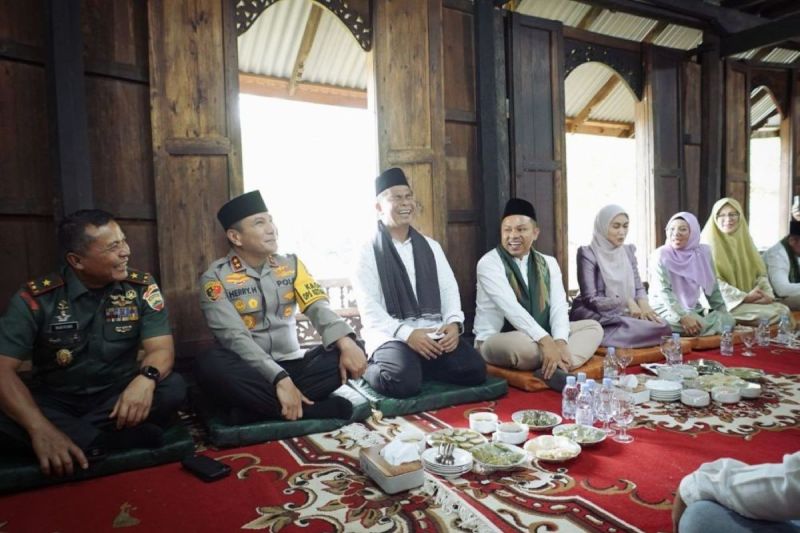 Makan Bajambau, Sarana Perkuat Silaturahmi Masyarakat Riau