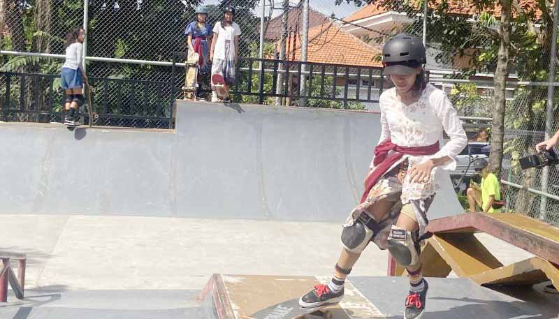 Peringati Hari Kartini, Pemain Skateboard Perempuan di Bali Berkebaya