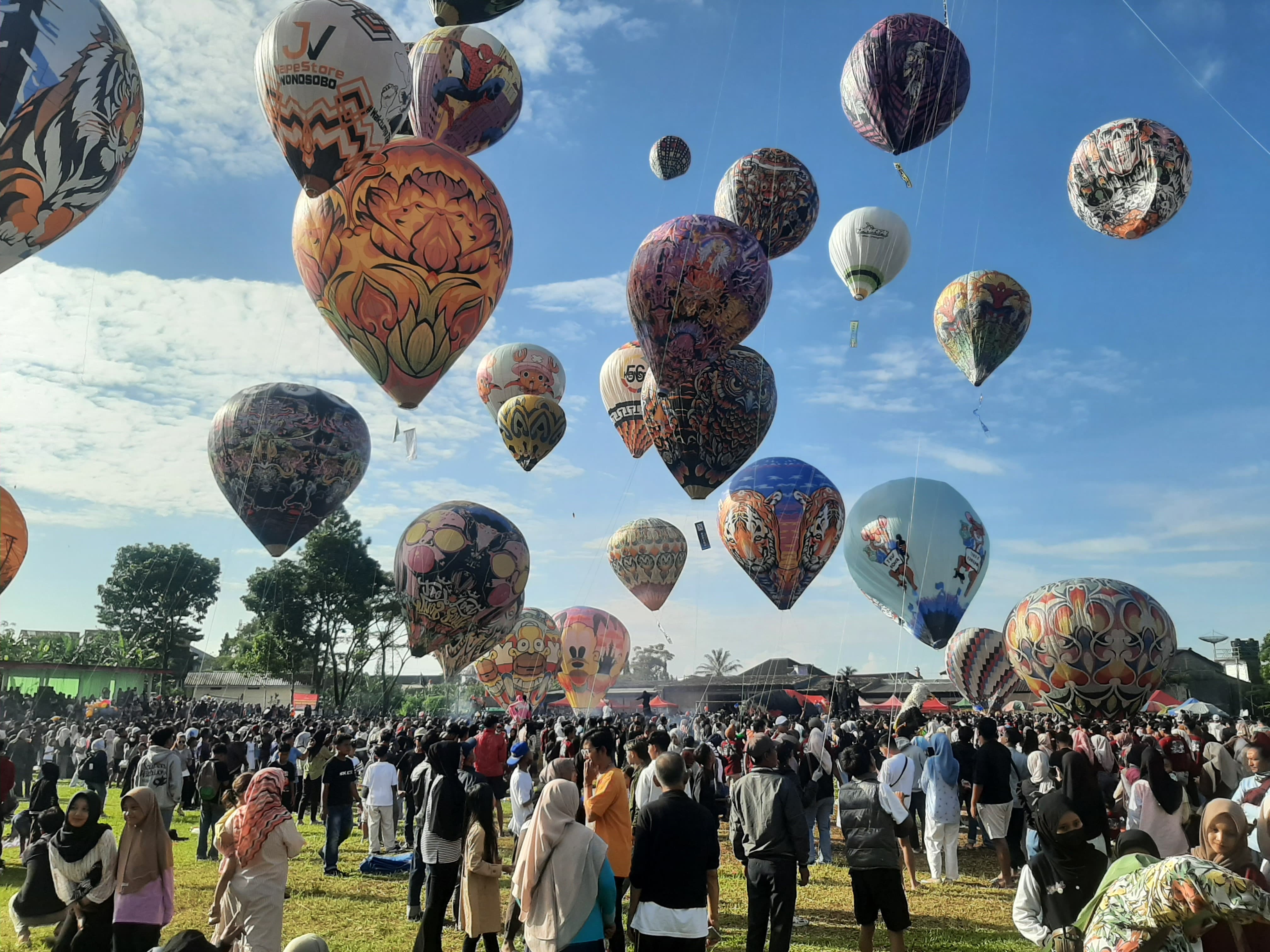 Puncak Acara Festival Balon Udara di Pekalongan Berjalan Meriah